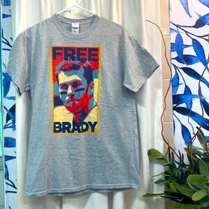 Mens Gildan Cotton Free Brady Short Sleeve T-Shirt Size Medium